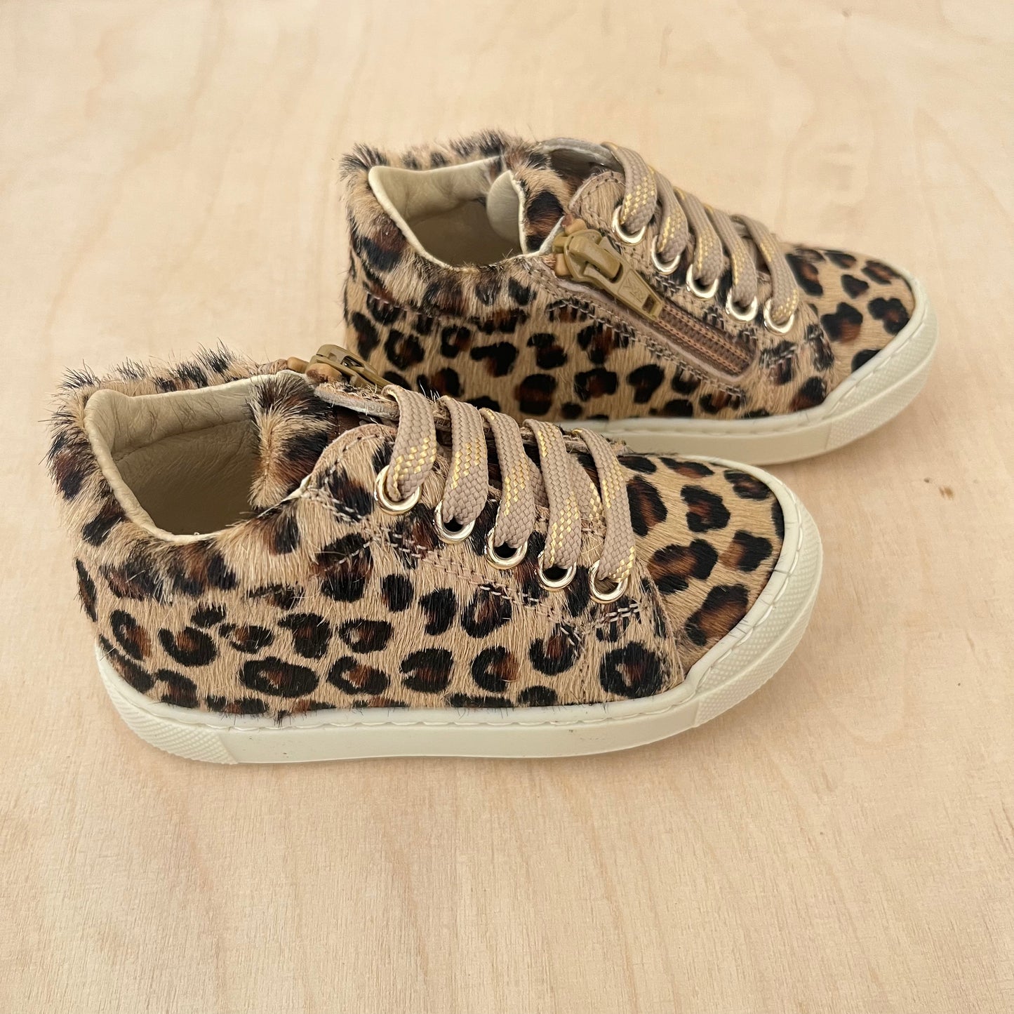sneaker snopes - horse leo