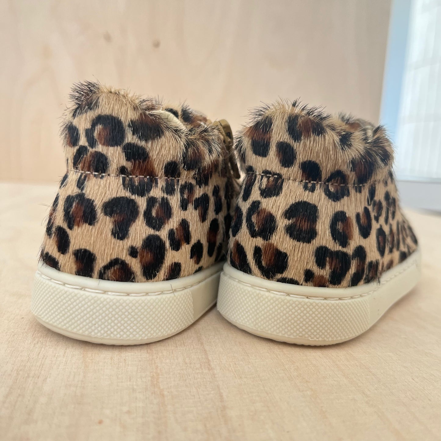 sneaker snopes - horse leo