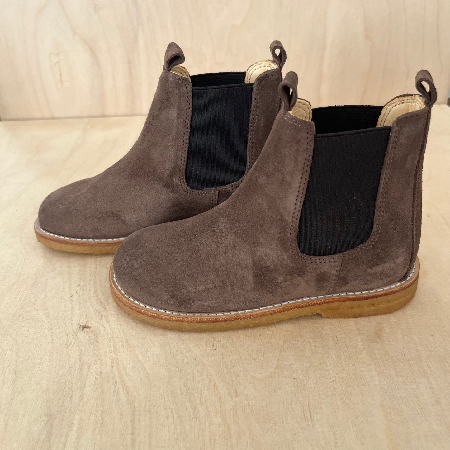 boot - dark taupe suede