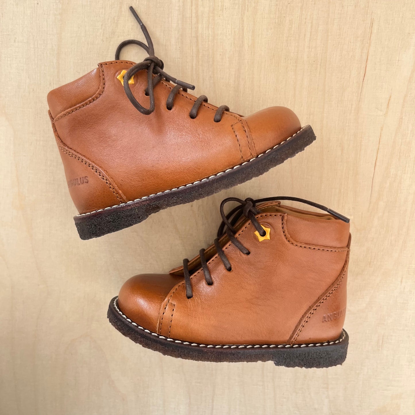 stapschoen - cognac zwarte zool, geel detail