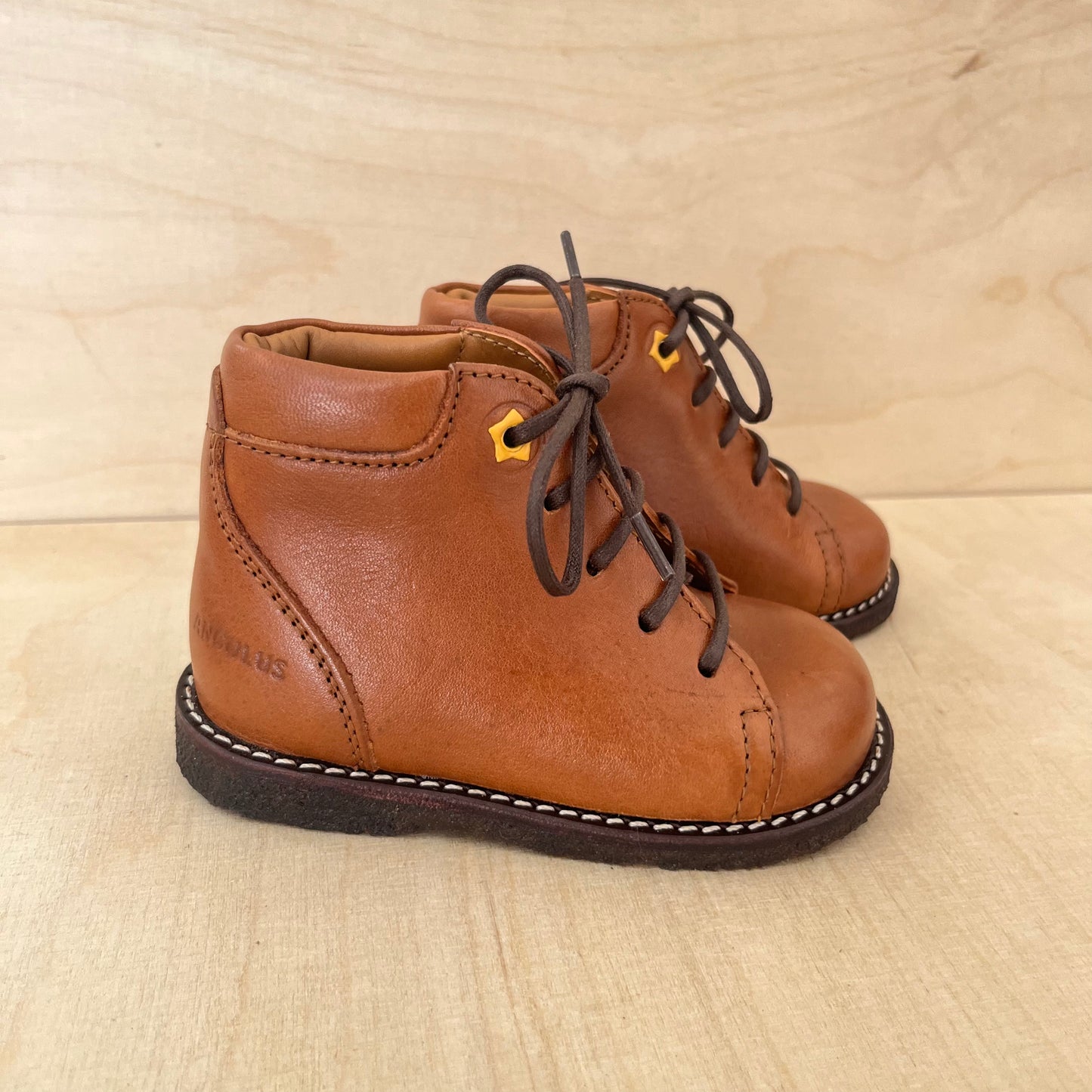 stapschoen - cognac zwarte zool, geel detail