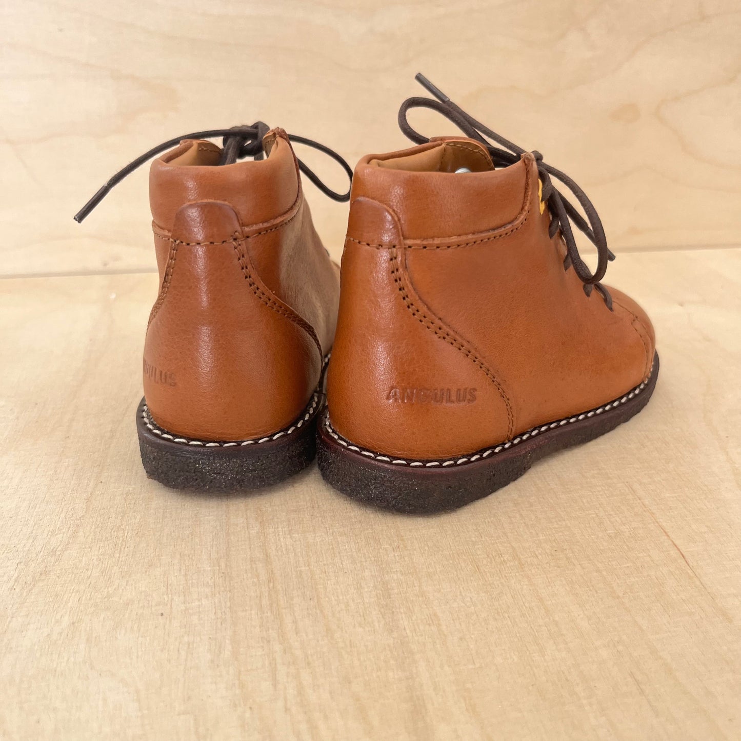 stapschoen - cognac zwarte zool, geel detail