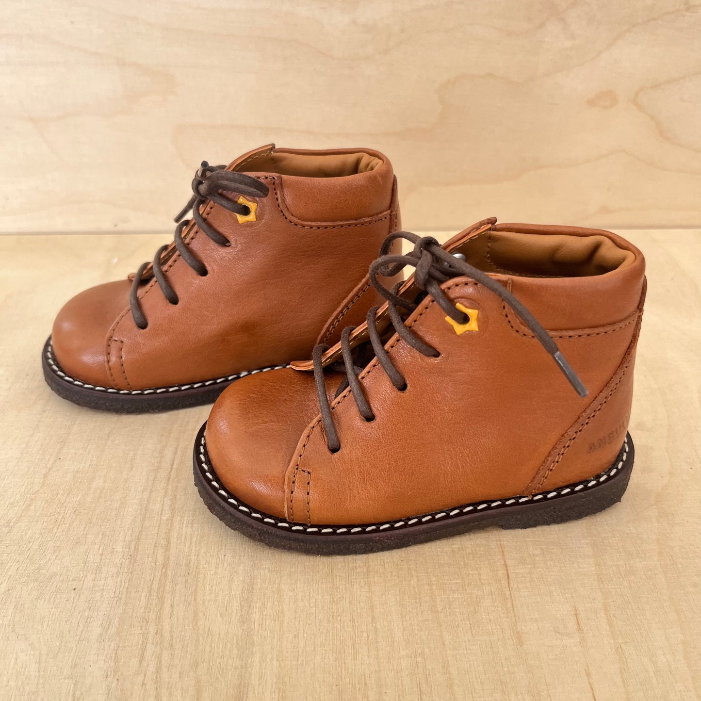 stapschoen - cognac zwarte zool, geel detail