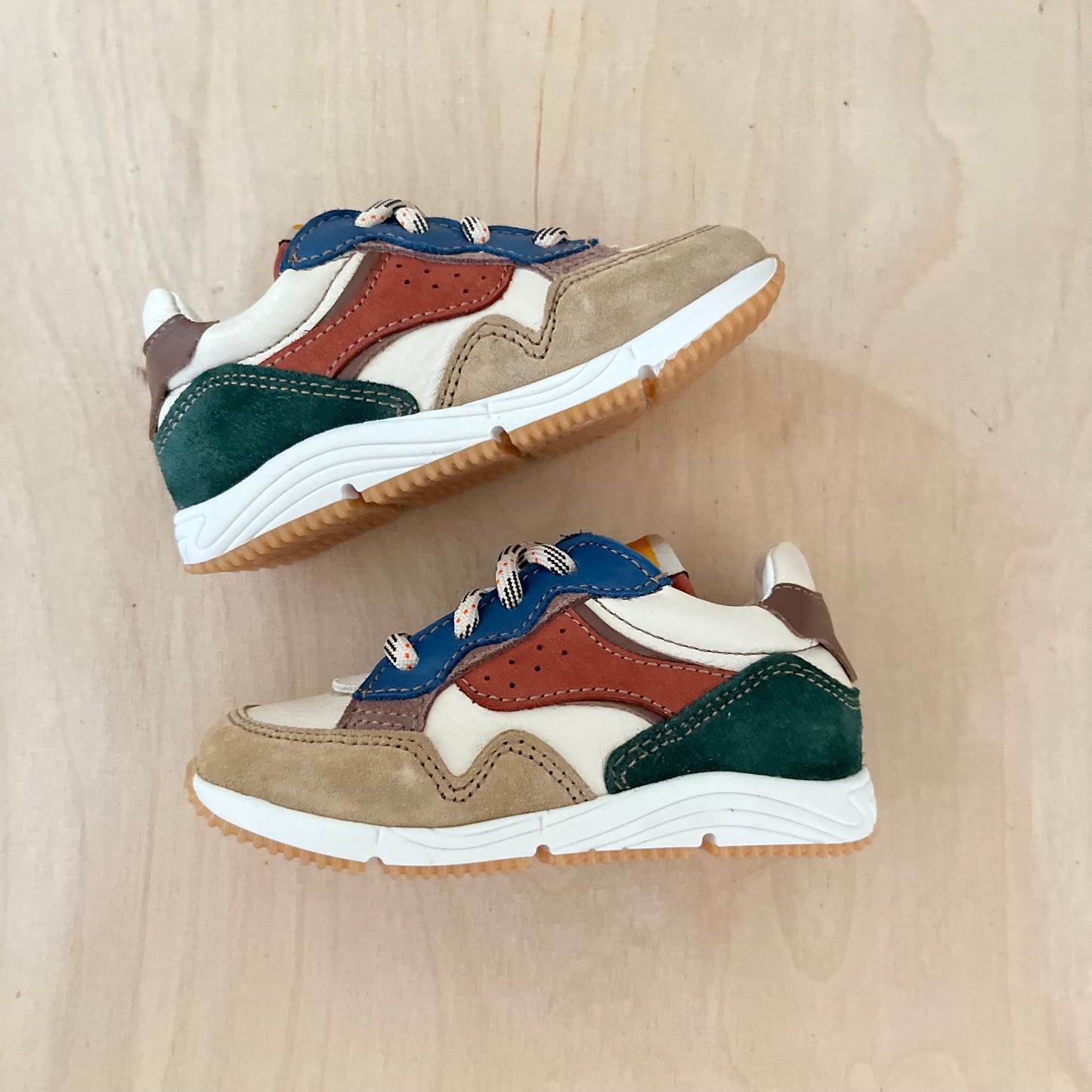 runner - cappuccino milk - green red - stapper