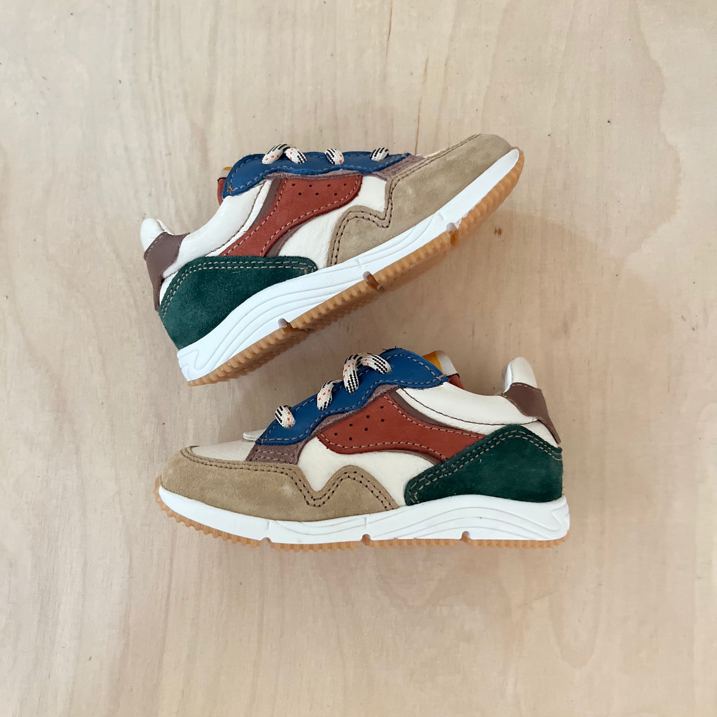 runner - cappuccino milk - green red - stapper