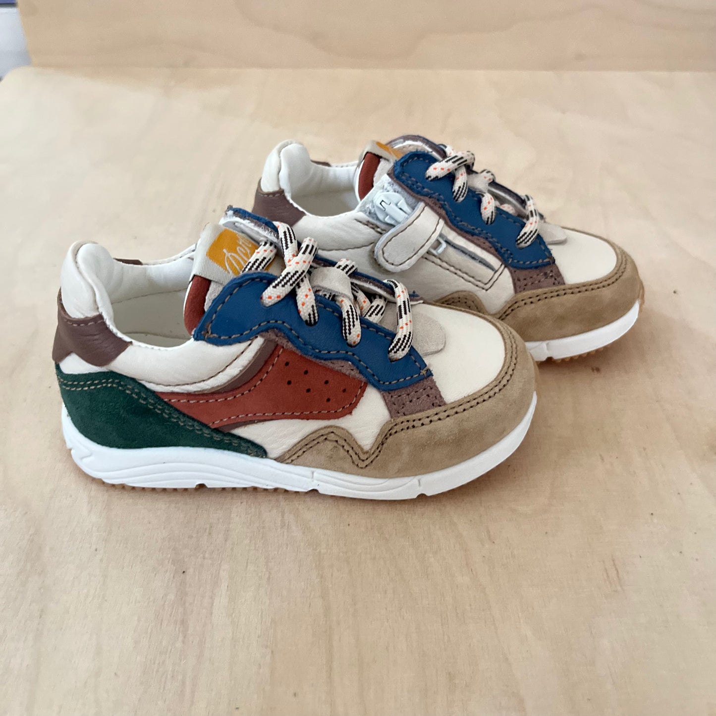 runner - cappuccino milk - green red - stapper