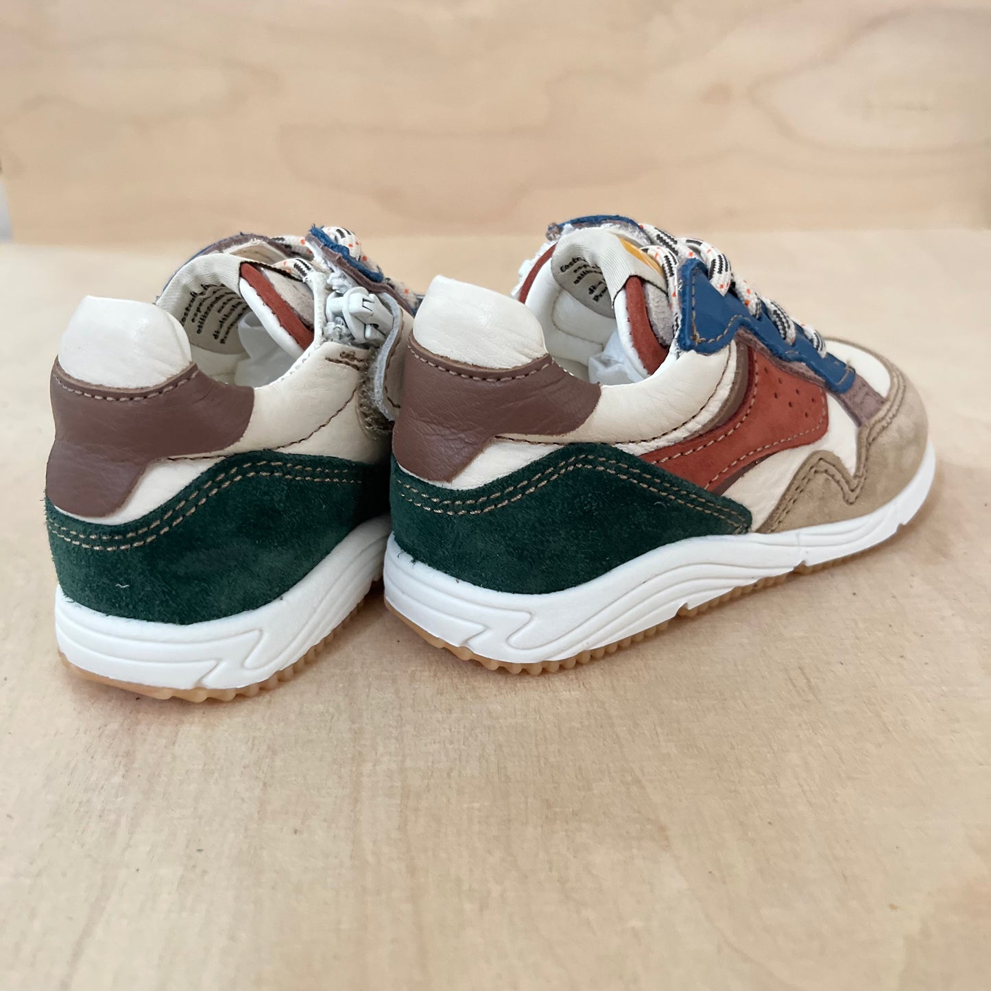 runner - cappuccino milk - green red - stapper