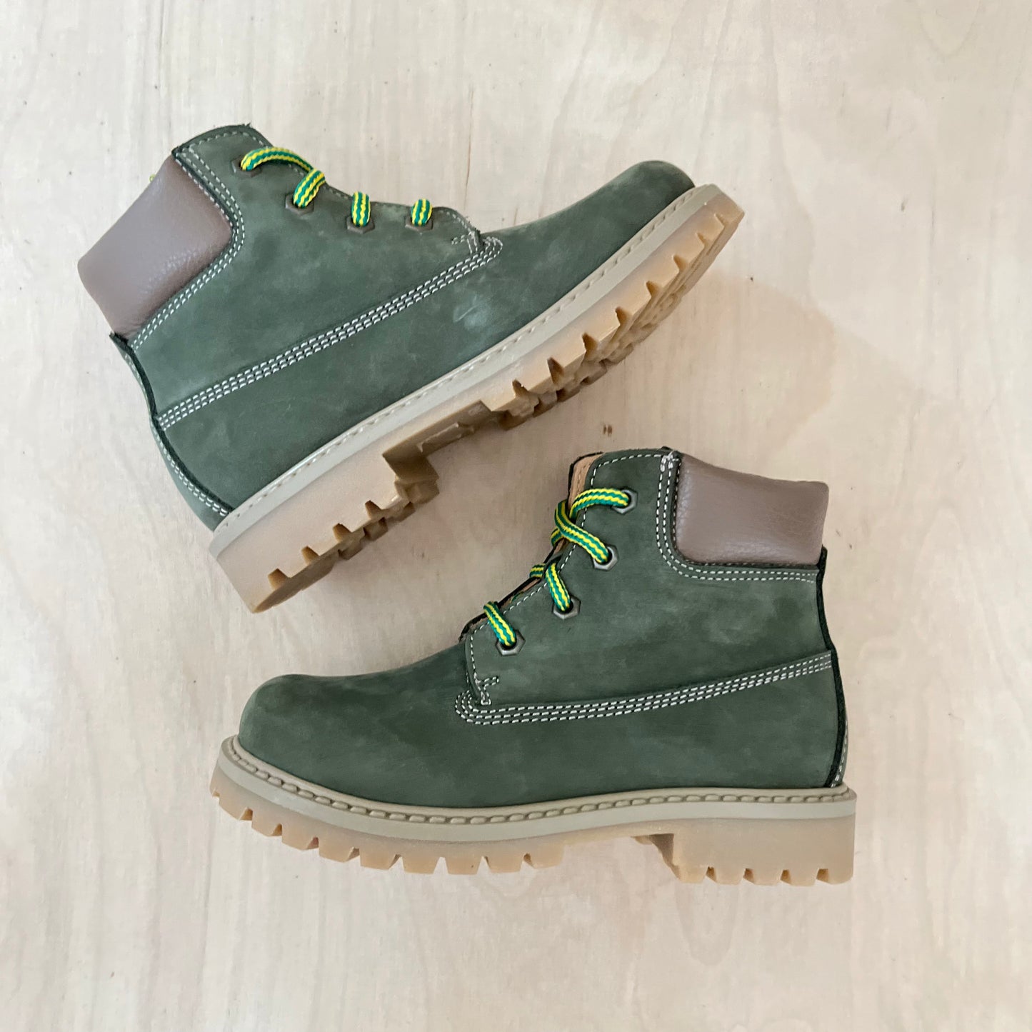veterboot - groen, gele veters