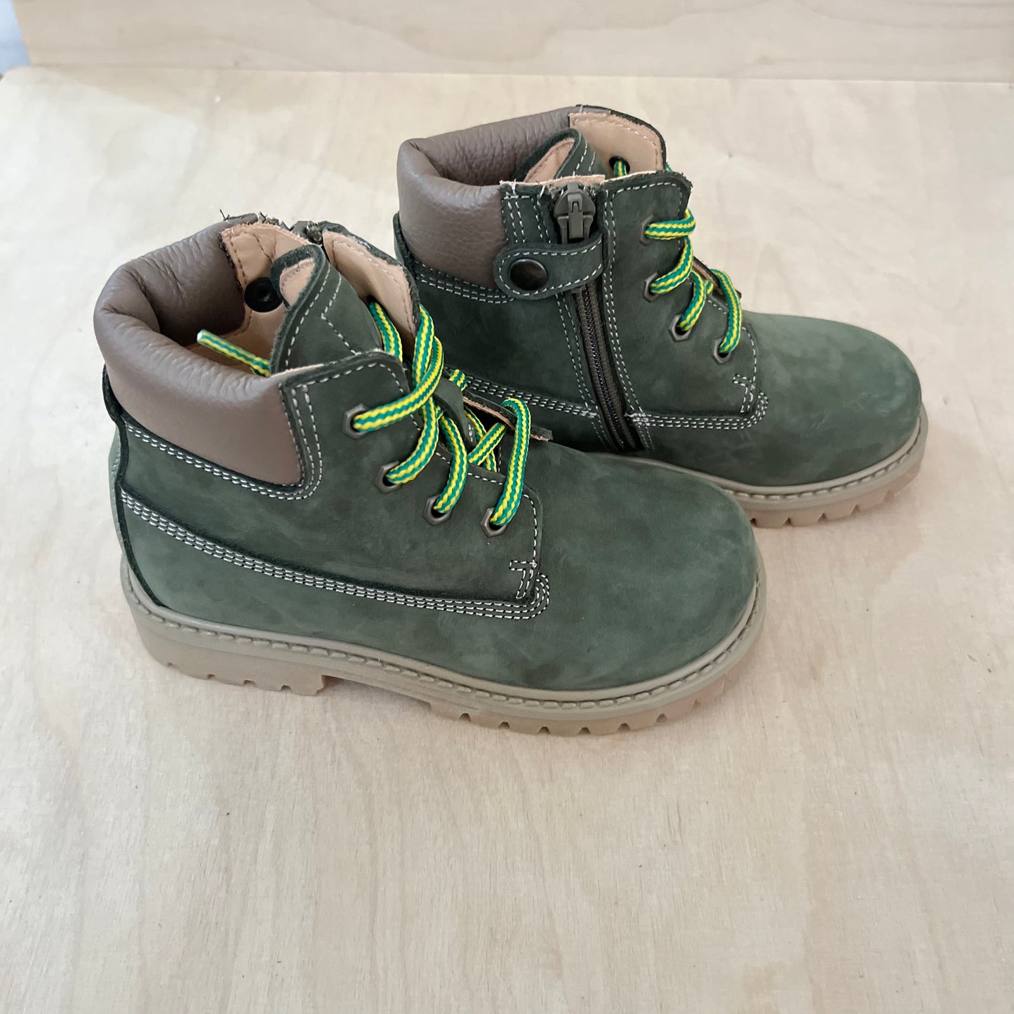 veterboot - groen, gele veters