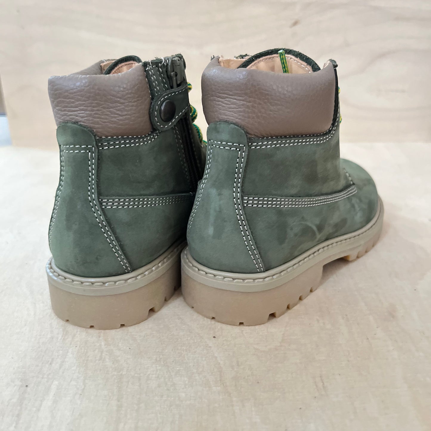 veterboot - groen, gele veters