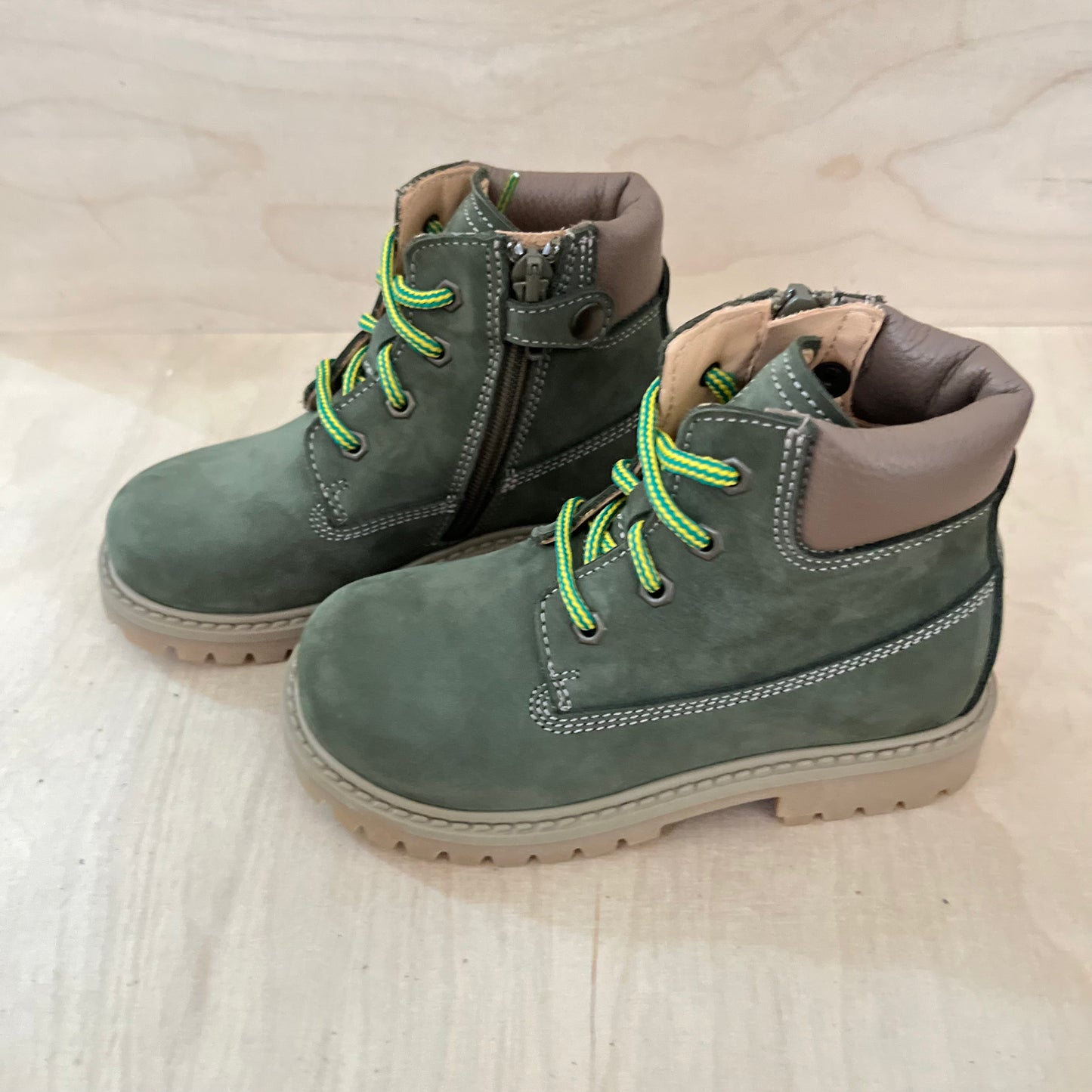 veterboot - groen, gele veters