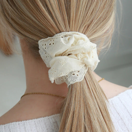Scrunchie broderie beige