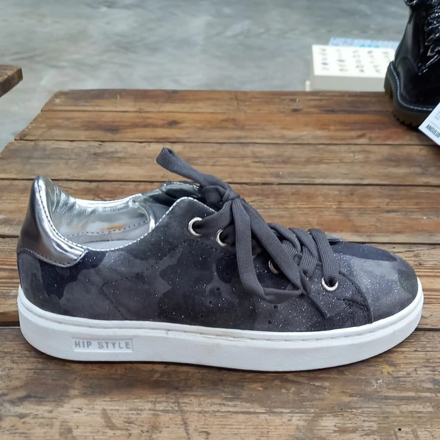 grijze sneaker, fijne glans