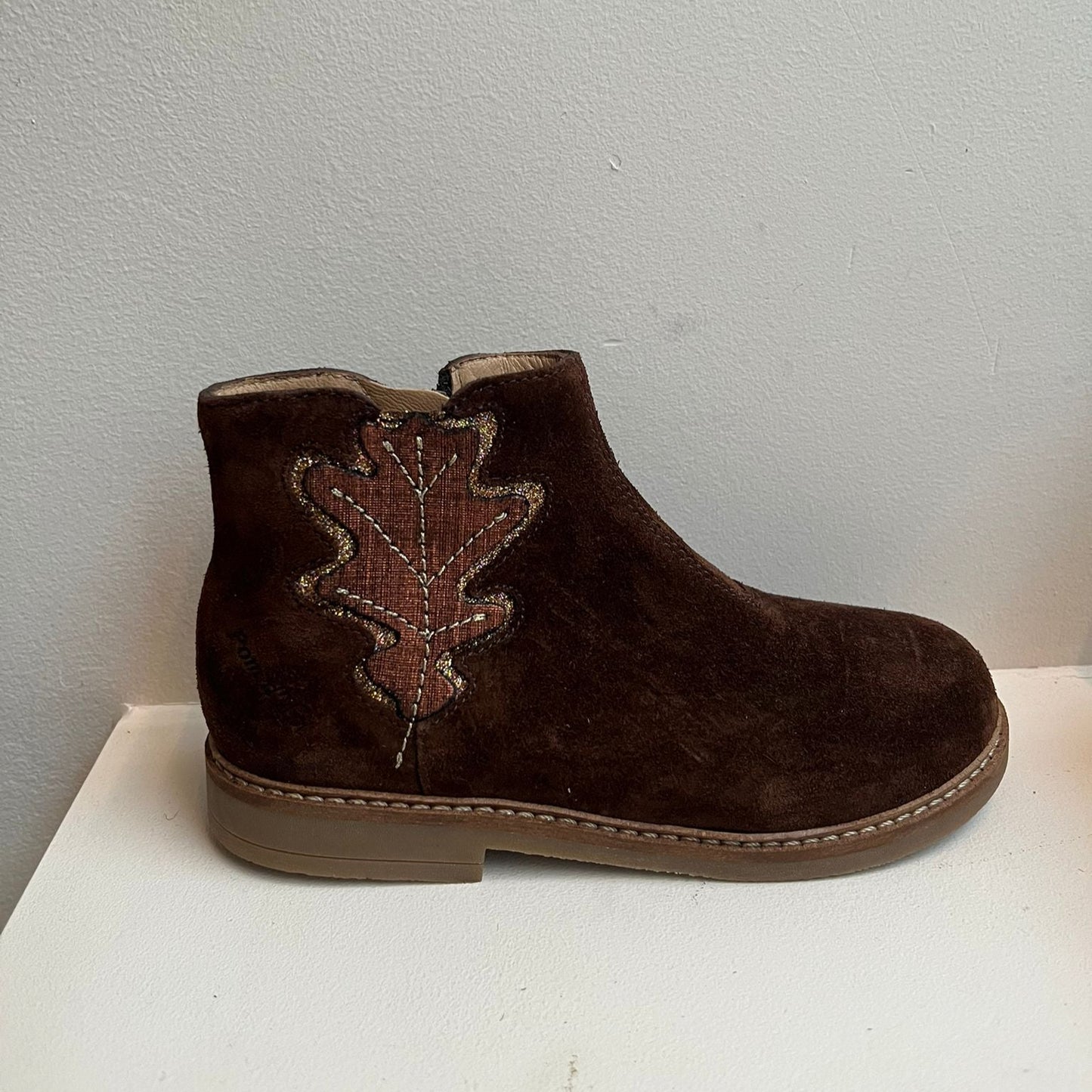 boot, suède donkerbruin met detail blad