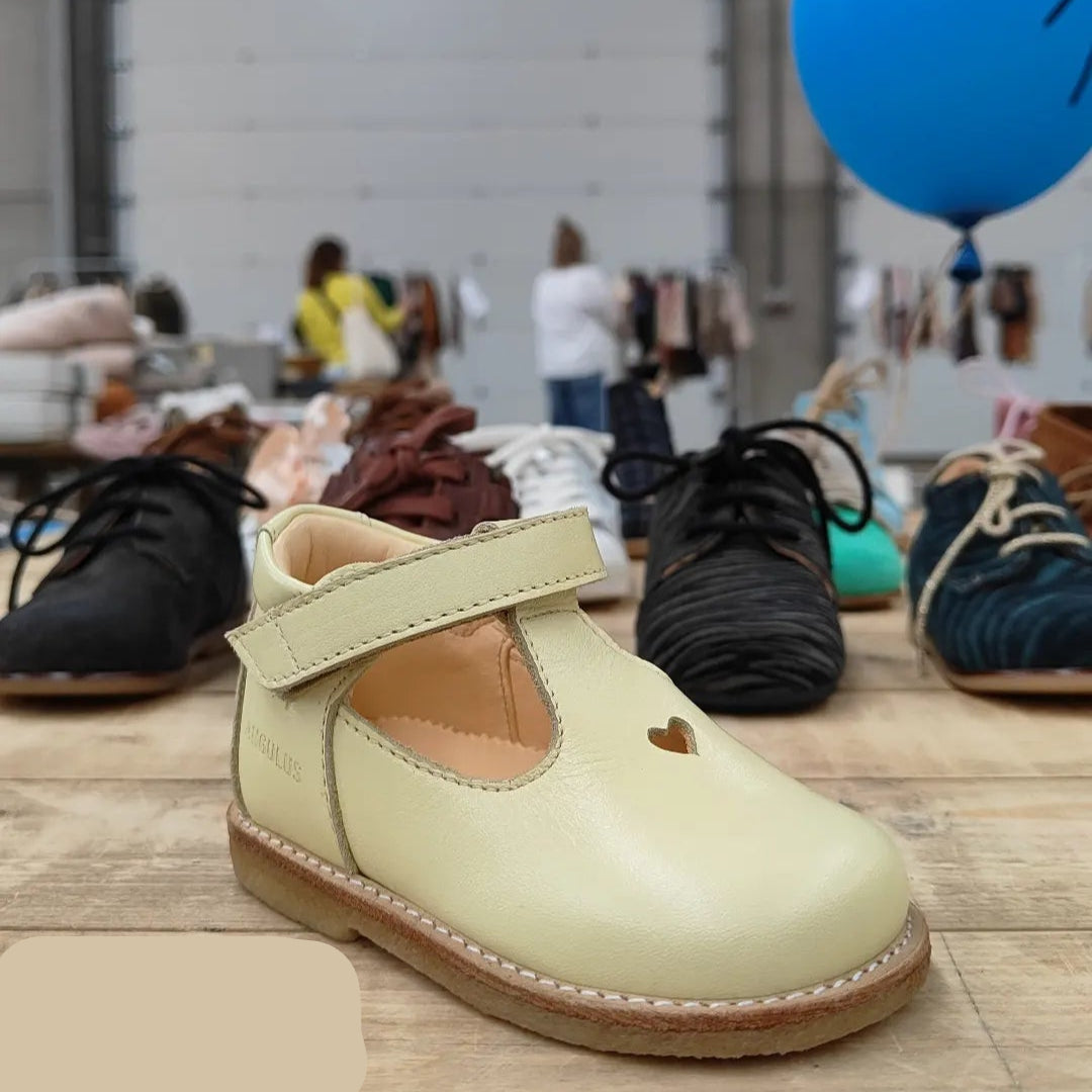 velcro schoen, geel lakleder, hartje