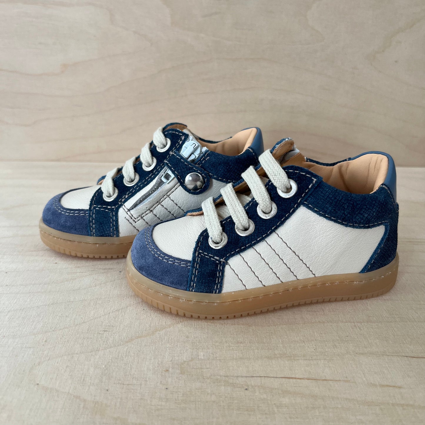 OCRA - stapsneaker caterpillar - jeans
