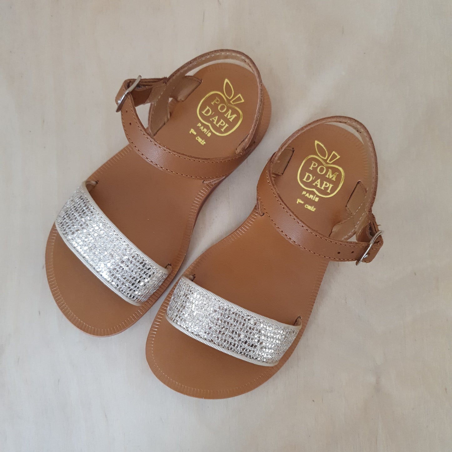 POM D'API - sandaal plagette buckle tao - camel gold