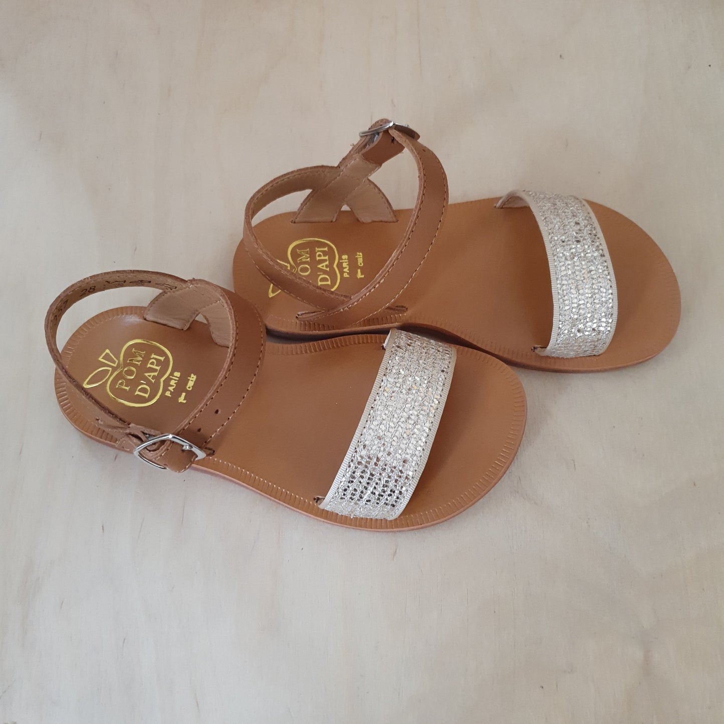 POM D'API - sandaal plagette buckle tao - camel gold