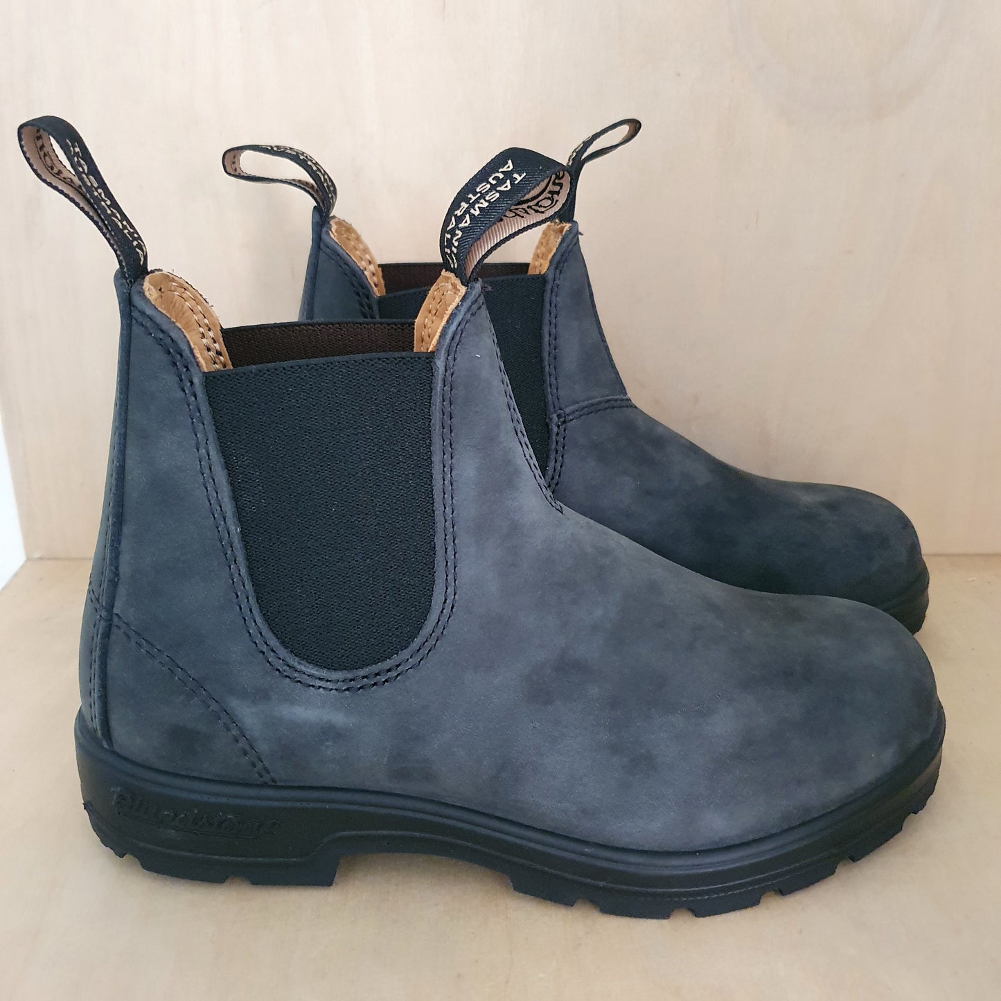 #587 rustic black - adult