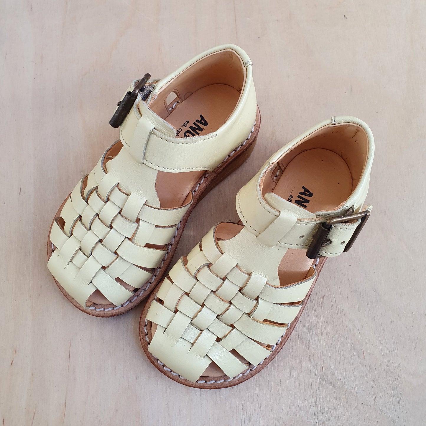 ANGULUS - stapsandaal met gesp - light yellow