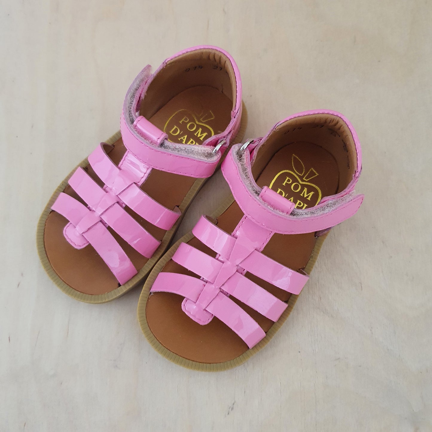 stapsandaal - poppy strap - vernis bubblegum