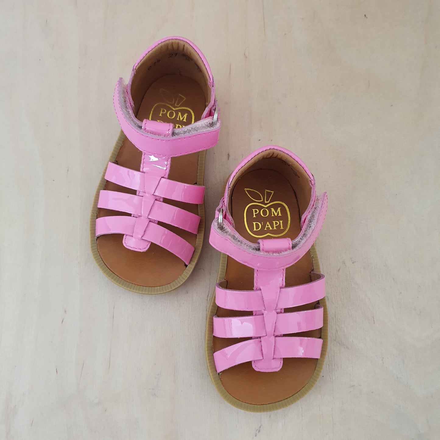 stapsandaal - poppy strap - vernis bubblegum