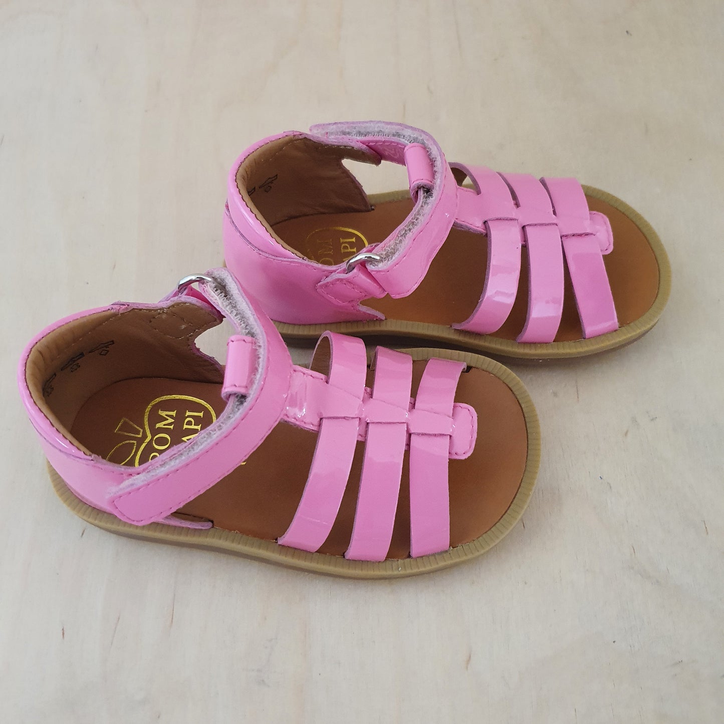 stapsandaal - poppy strap - vernis bubblegum