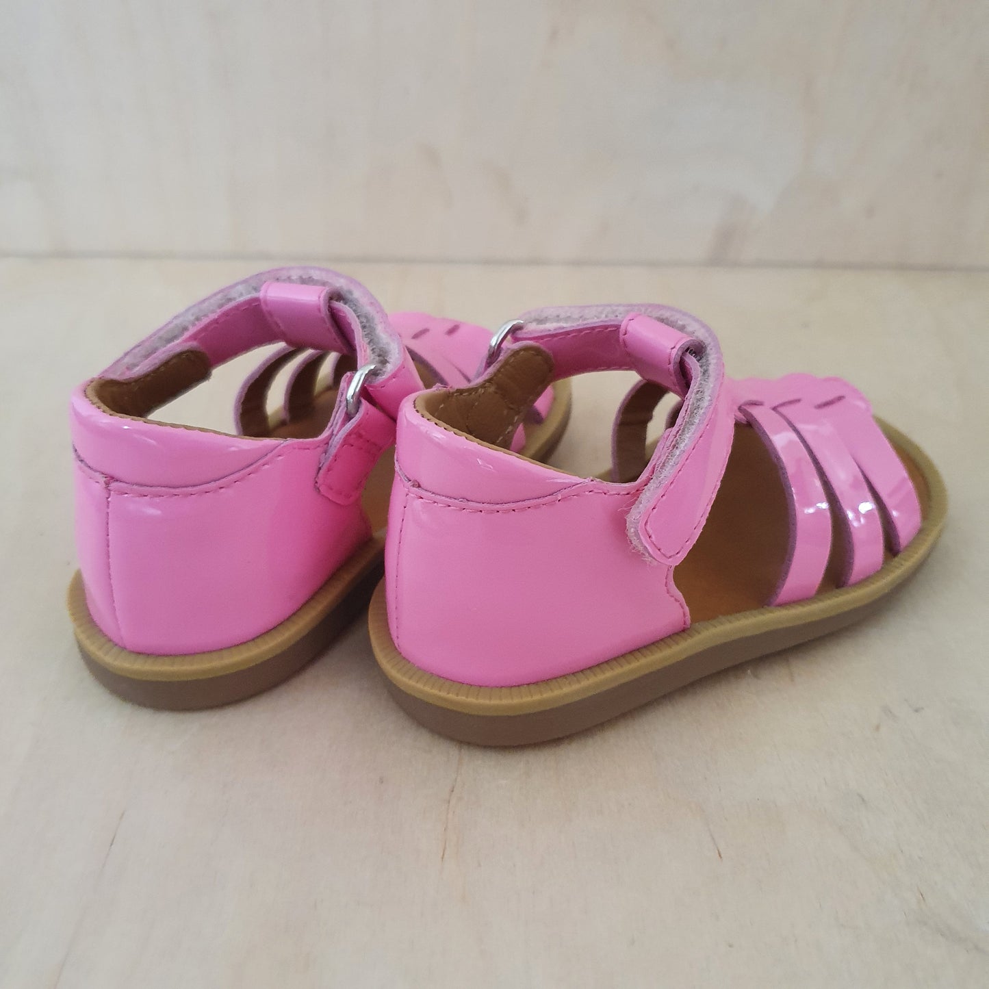stapsandaal - poppy strap - vernis bubblegum