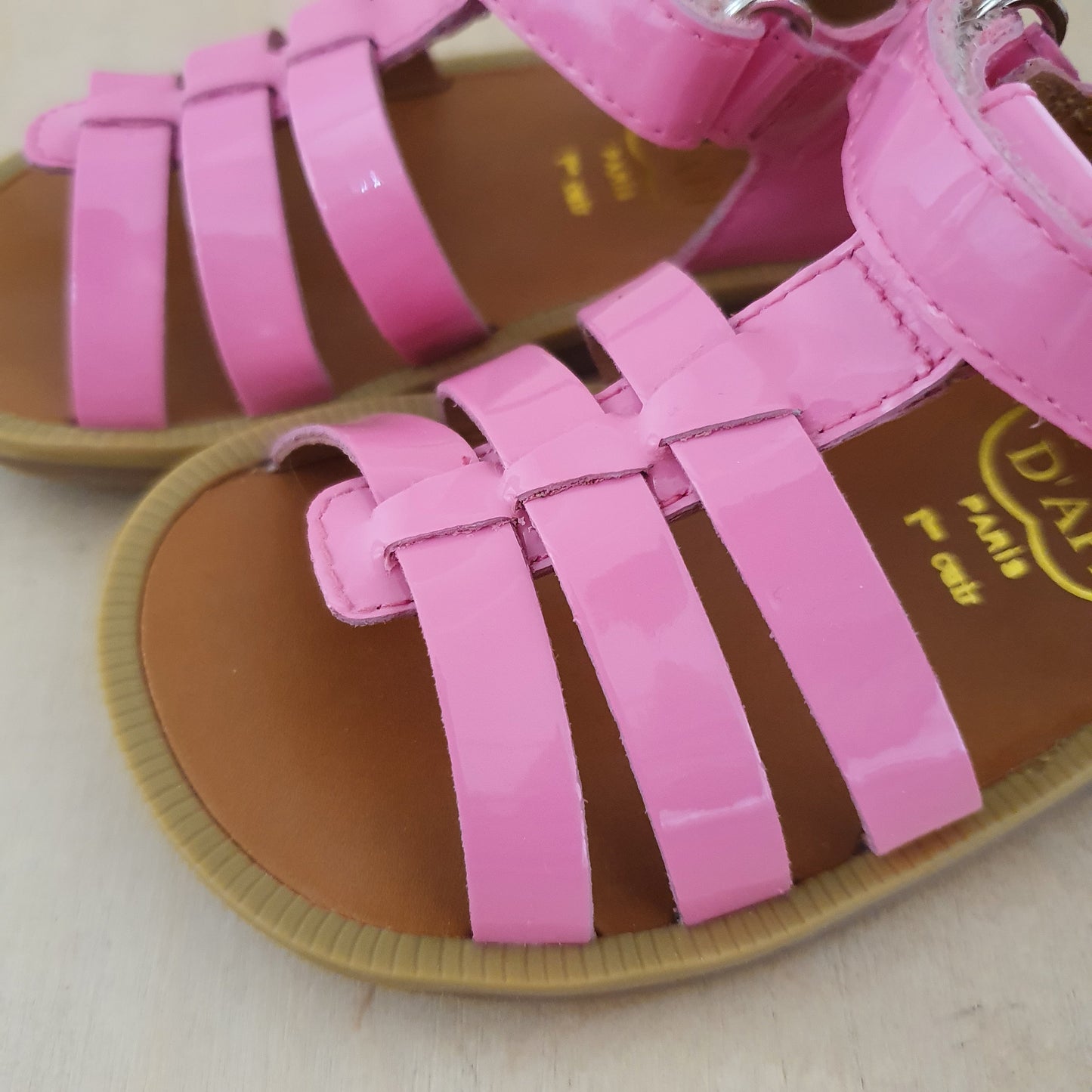 stapsandaal - poppy strap - vernis bubblegum
