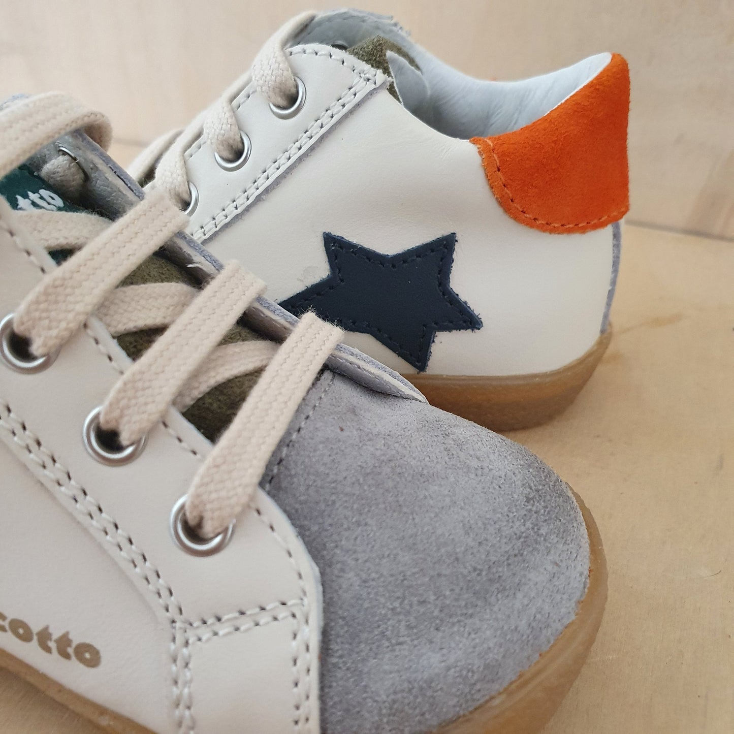 FALCOTTO - stapsneaker alnoite - grey milk orange