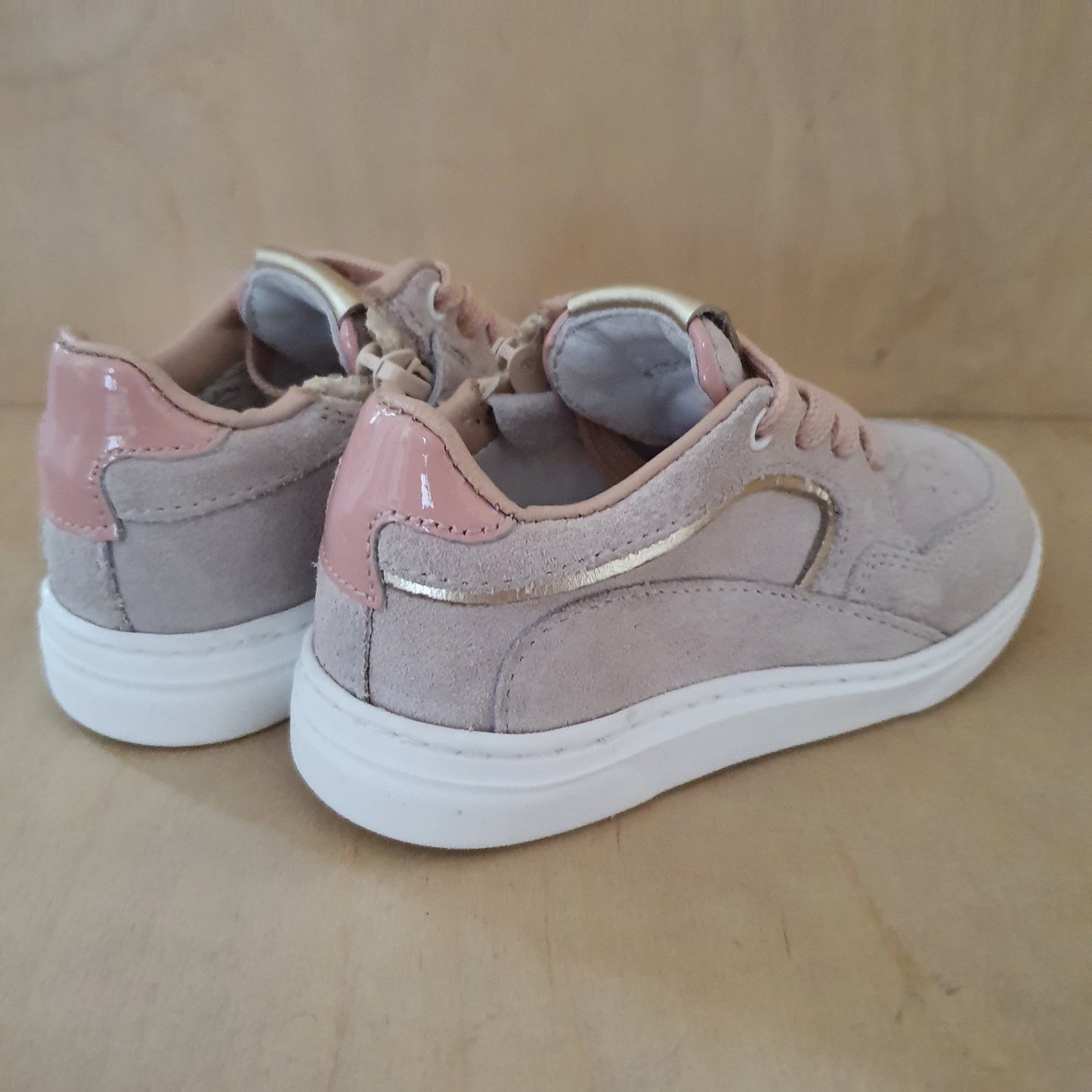lage sneaker - suede beige en lichtroze