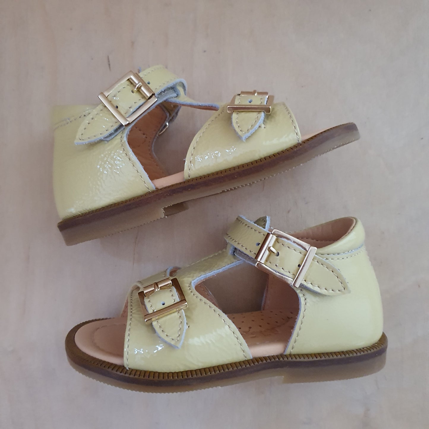 OCRA - stapsandaal - lakleder lime