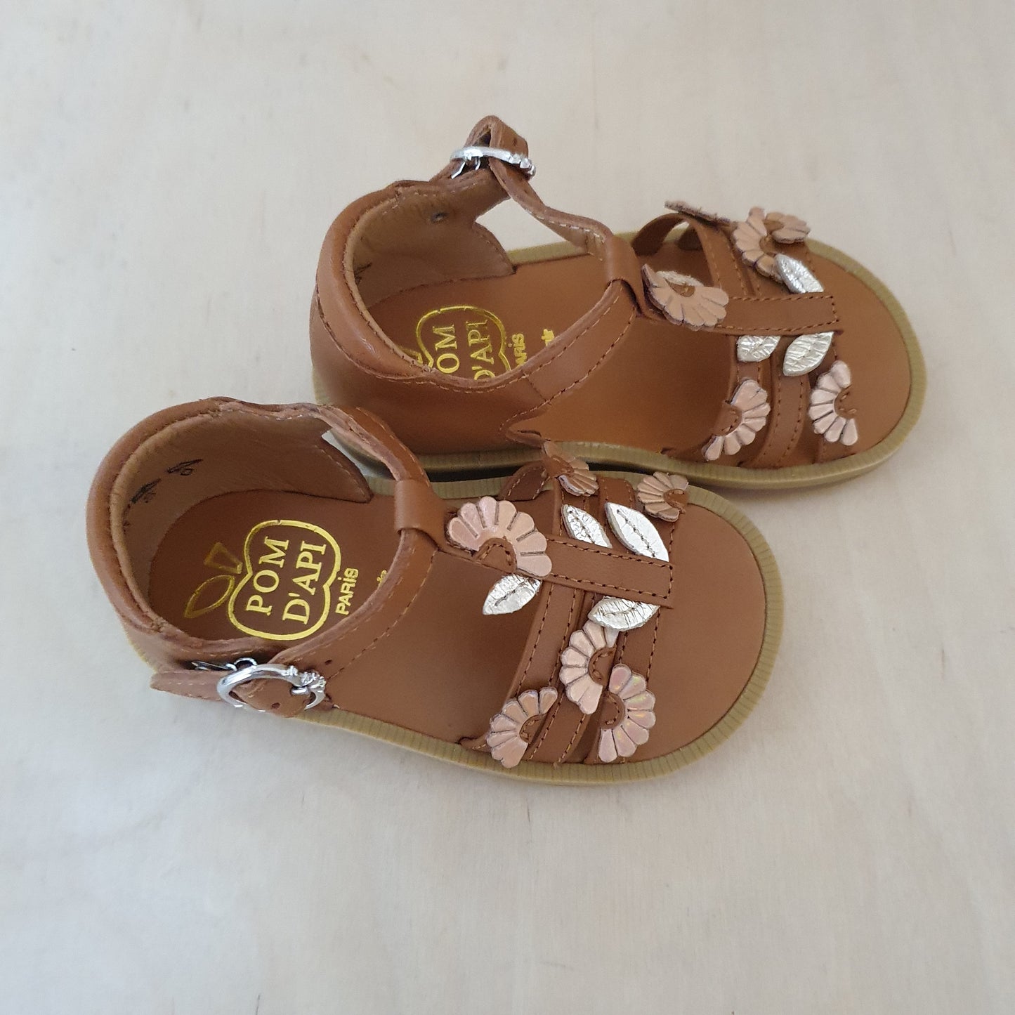POM D'API - stapsandaal - poppy daisy camel / multi rosé