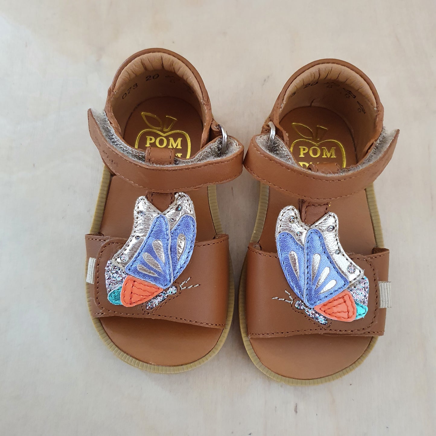 POM D'API - stapsandaal - poppy papillon - nappa camel multi