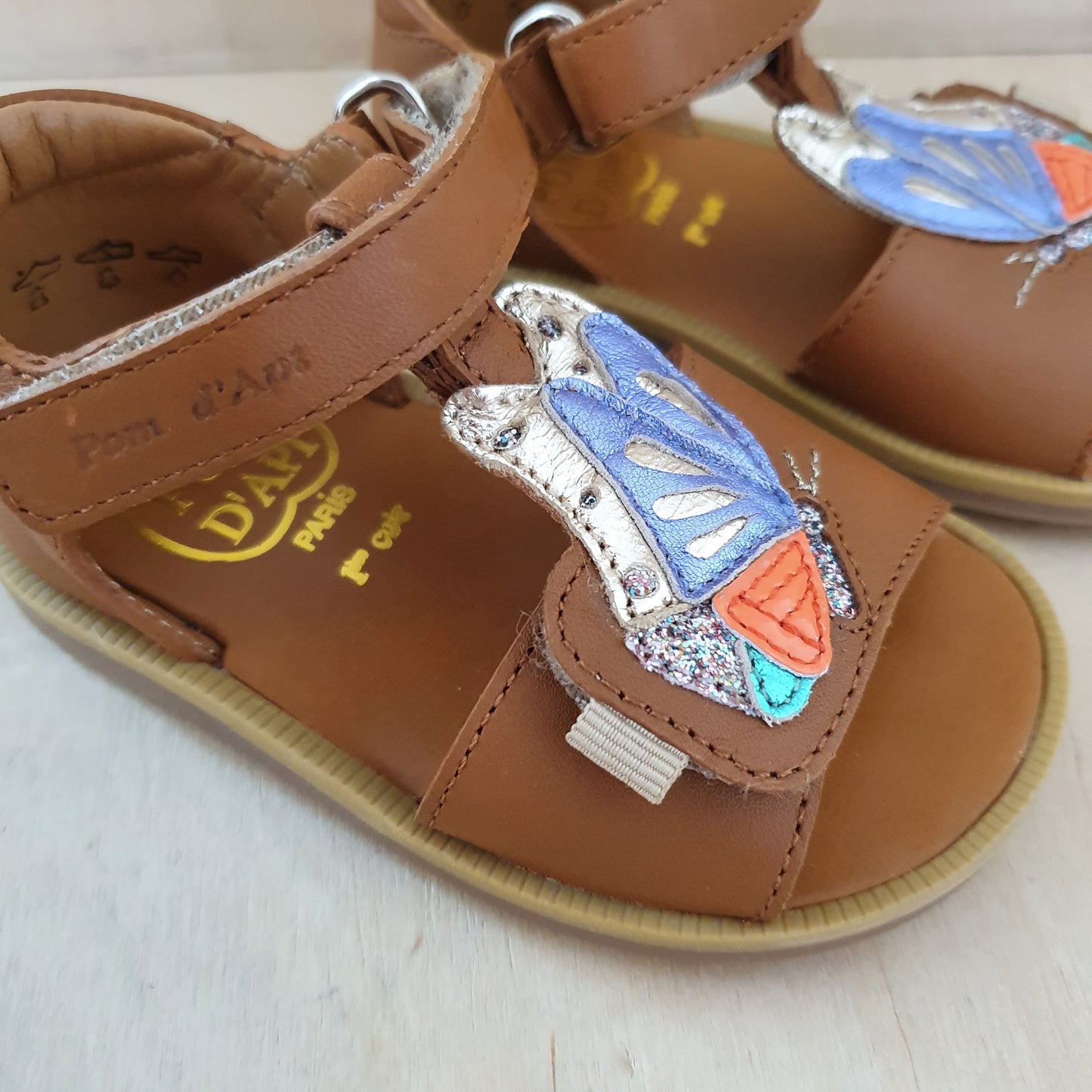 POM D'API - stapsandaal - poppy papillon - nappa camel multi