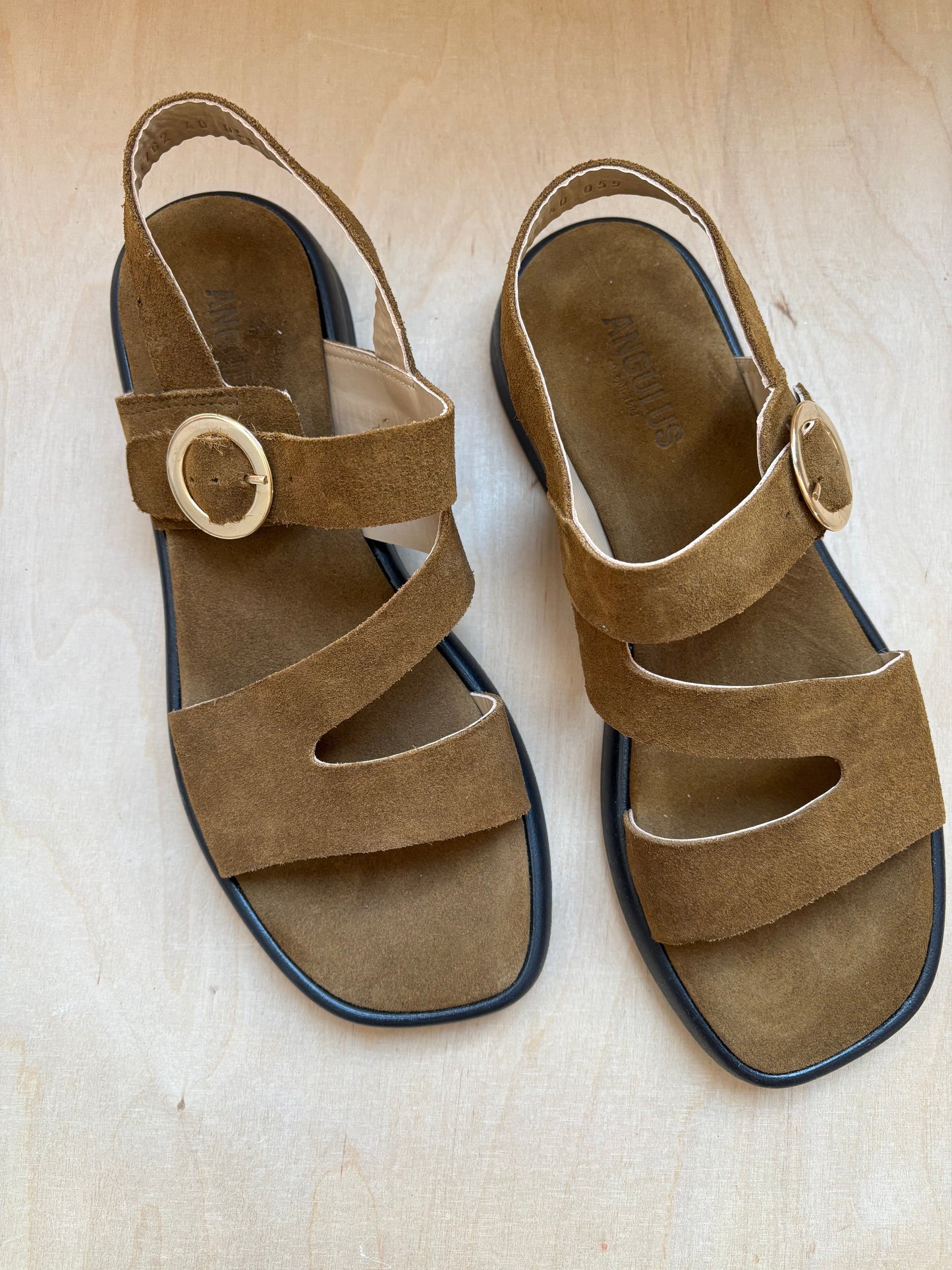 Angulus sandaal suede mustard