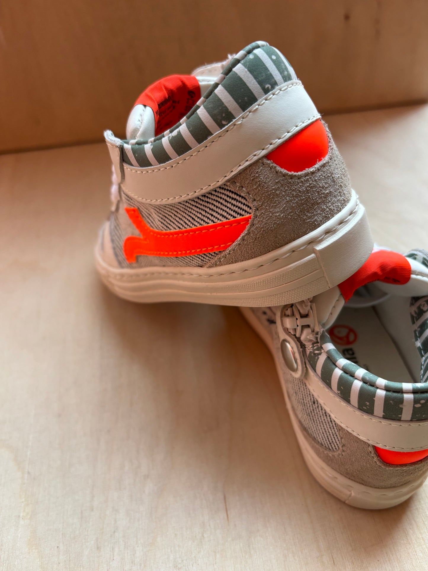 Rondinella sneaker streepjes rood detail