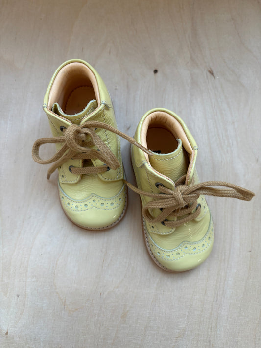 Angulus stapschoen lakleder light yellow