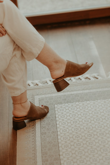 Angulus dames slip in sandaal bruin met hak