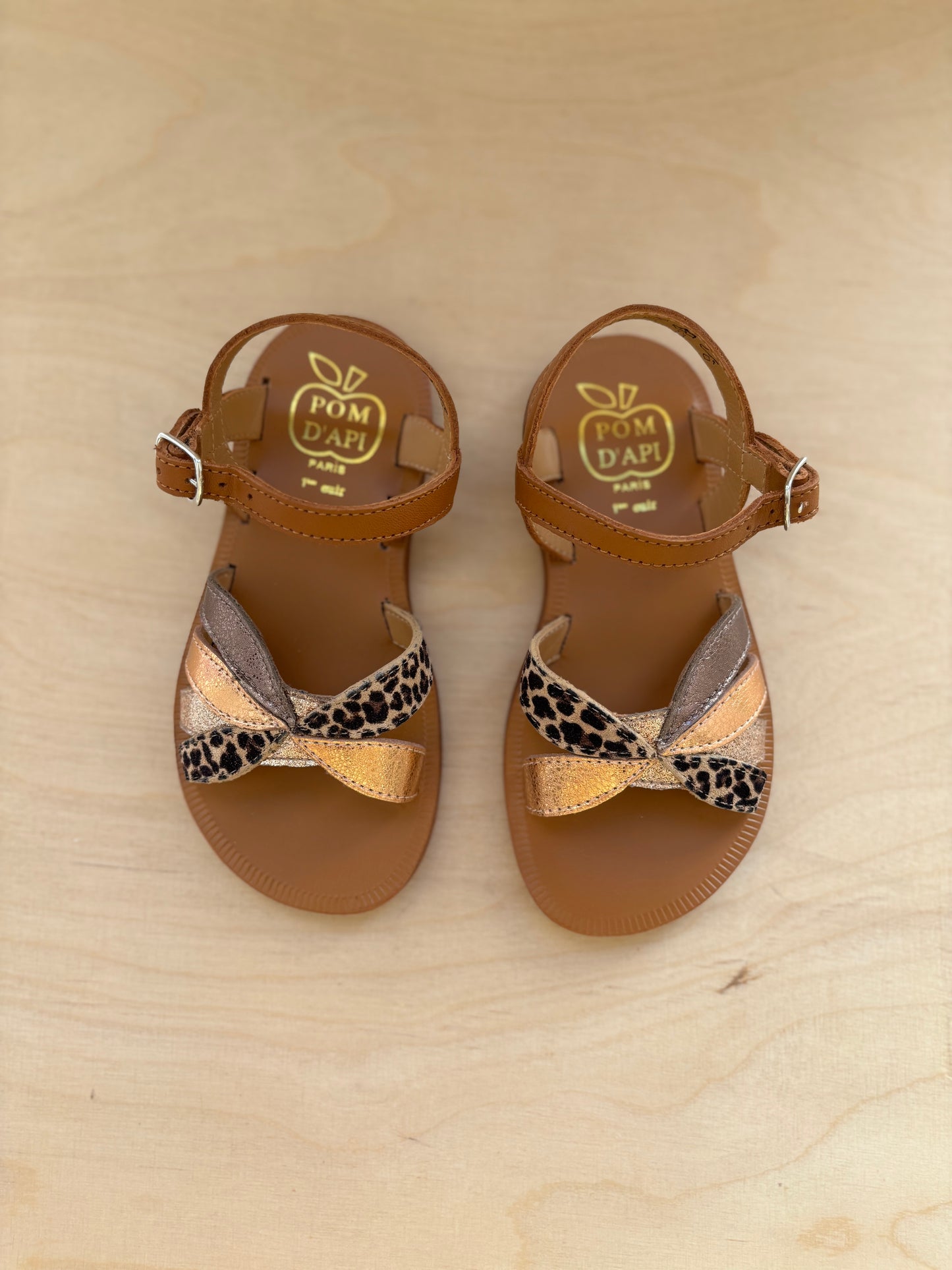 Pom d’api plagette oto nappa leo