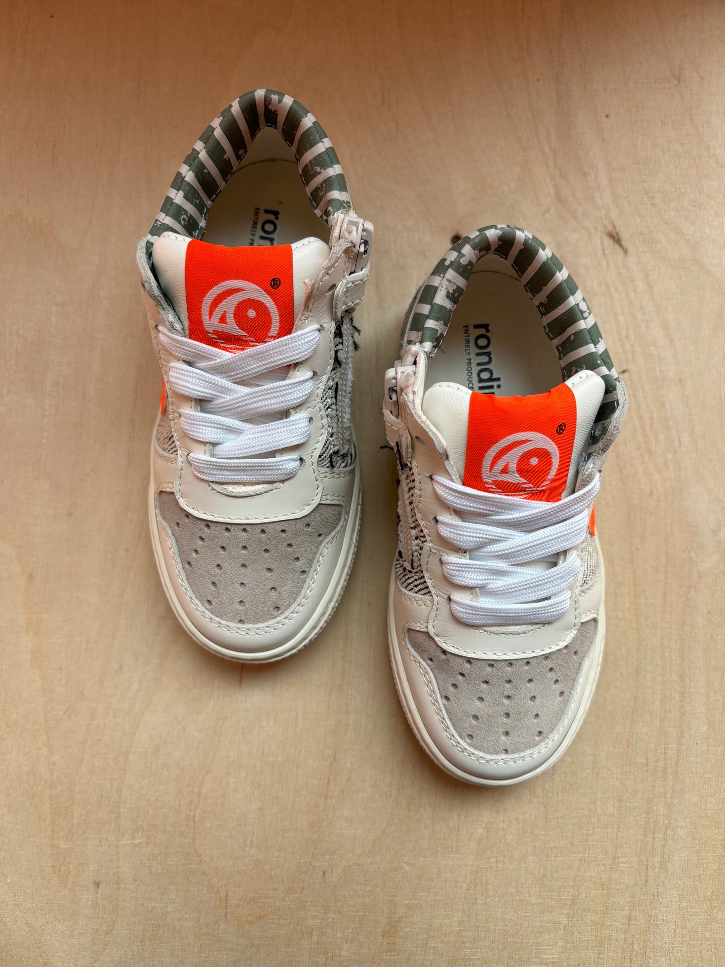 Rondinella sneaker streepjes rood detail