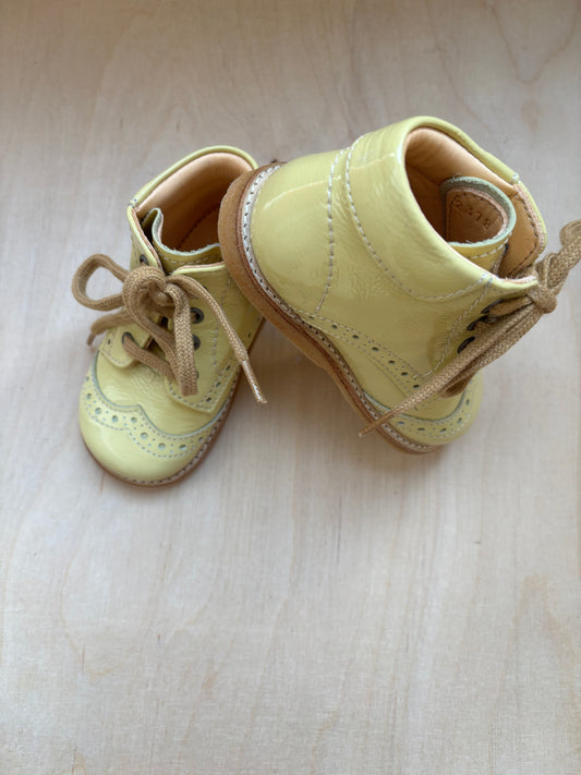 Angulus stapschoen lakleder light yellow