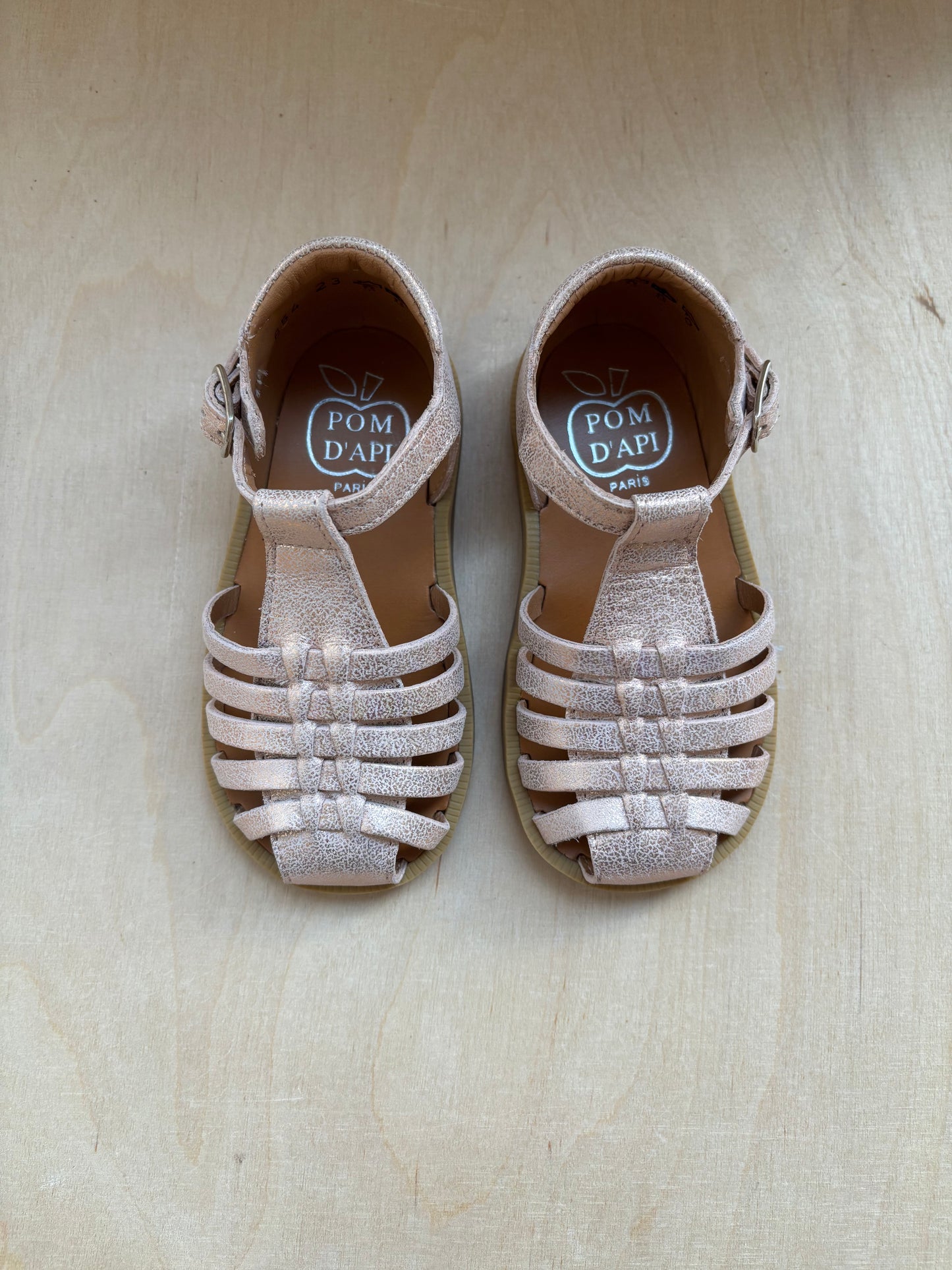 Pom d'api stapsandaal poppy metal nude