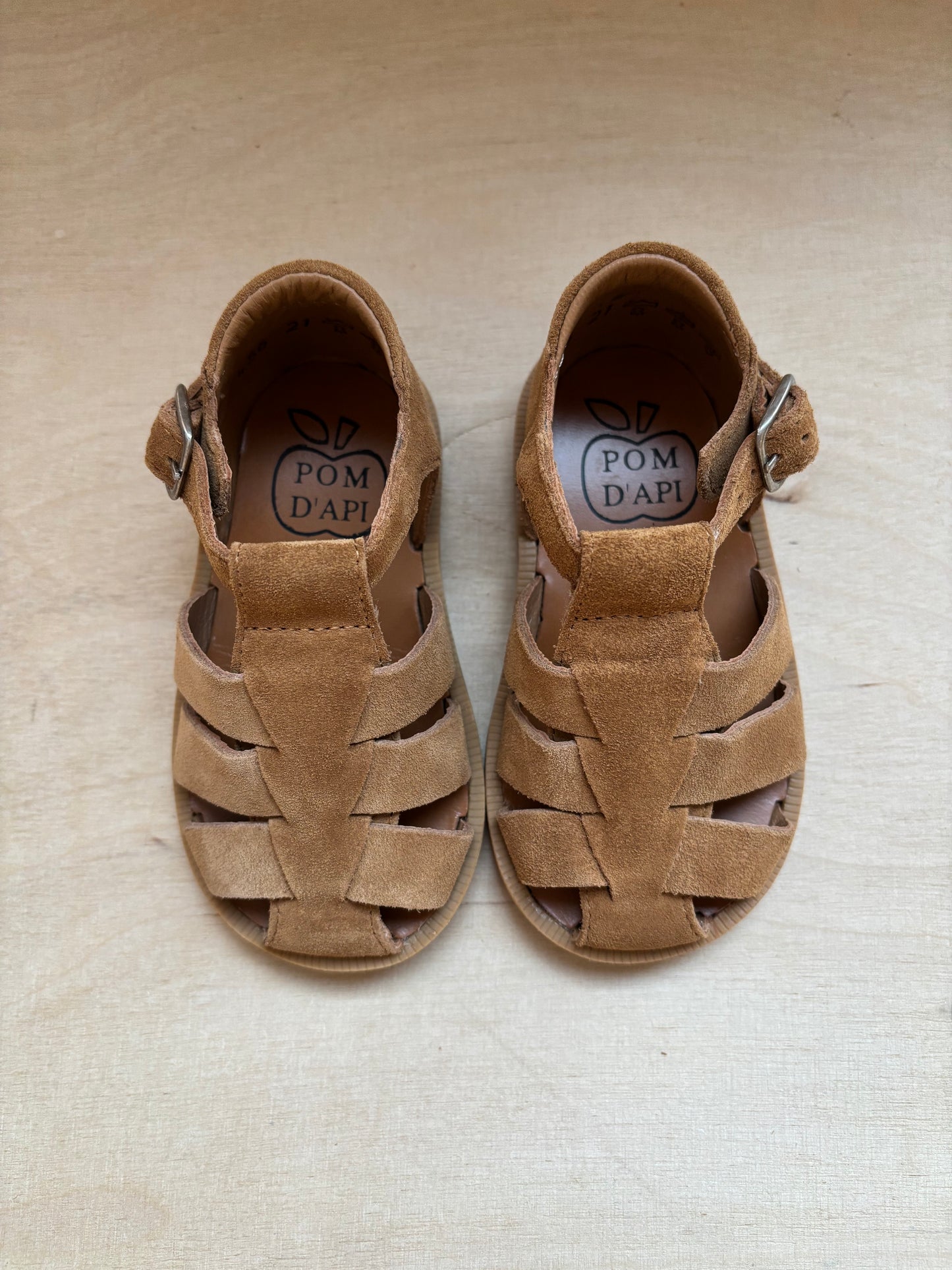 Pom d'api eerste gesloten  sandaal poppy daddy camel light