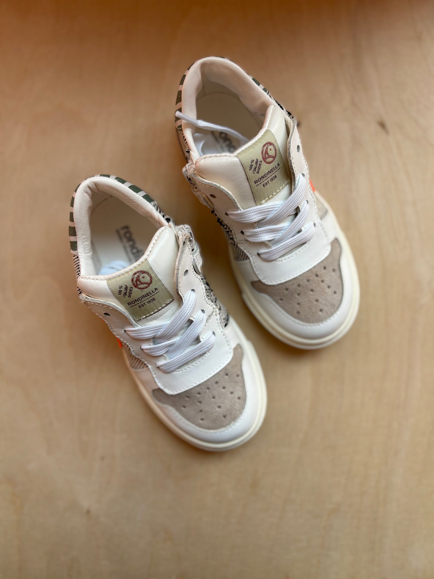 Rondinella eerste sneaker streepjes - rood detail