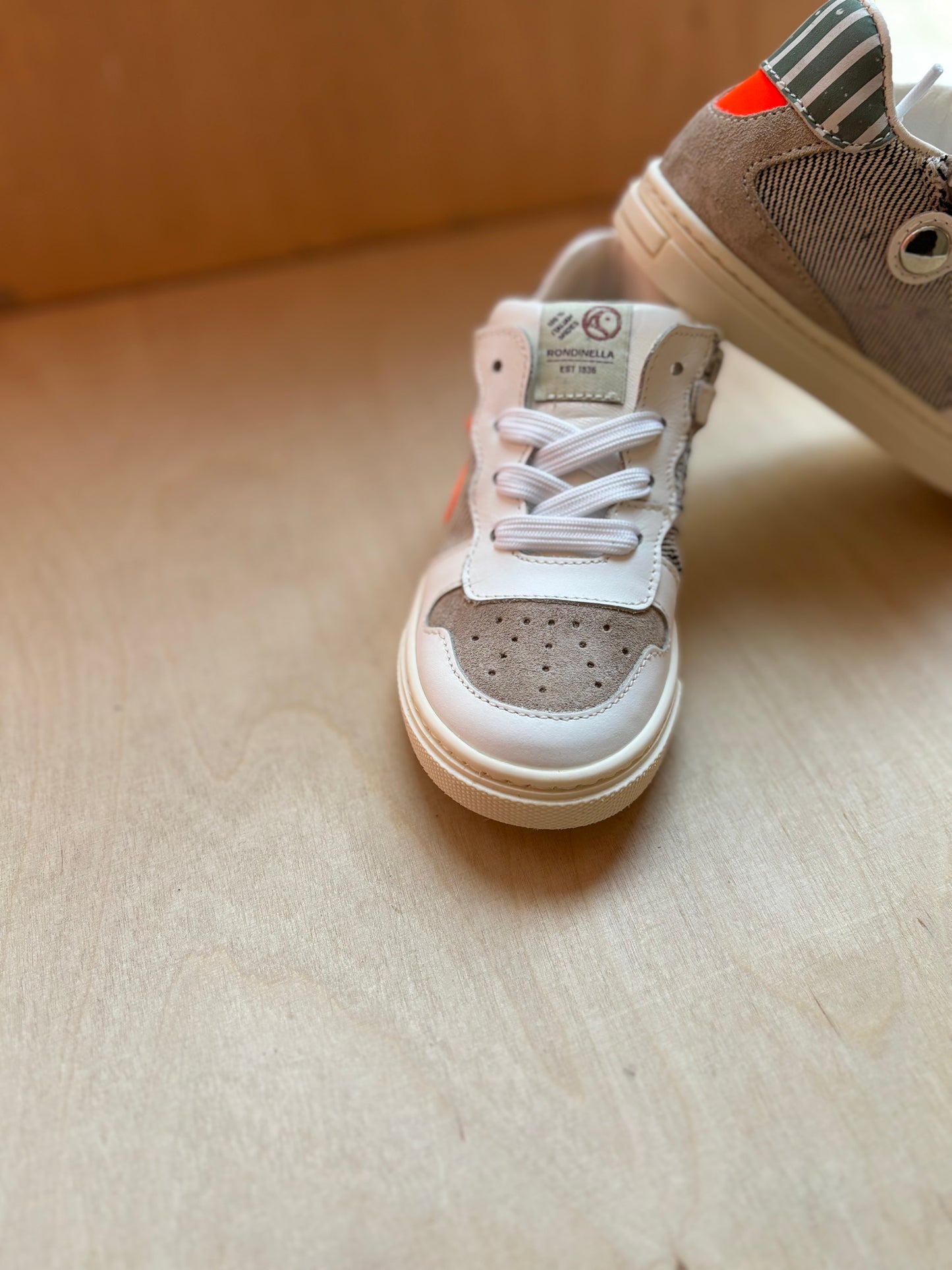 Rondinella eerste sneaker streepjes - rood detail