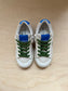 sneaker - wit groene streep, blauwe hiel