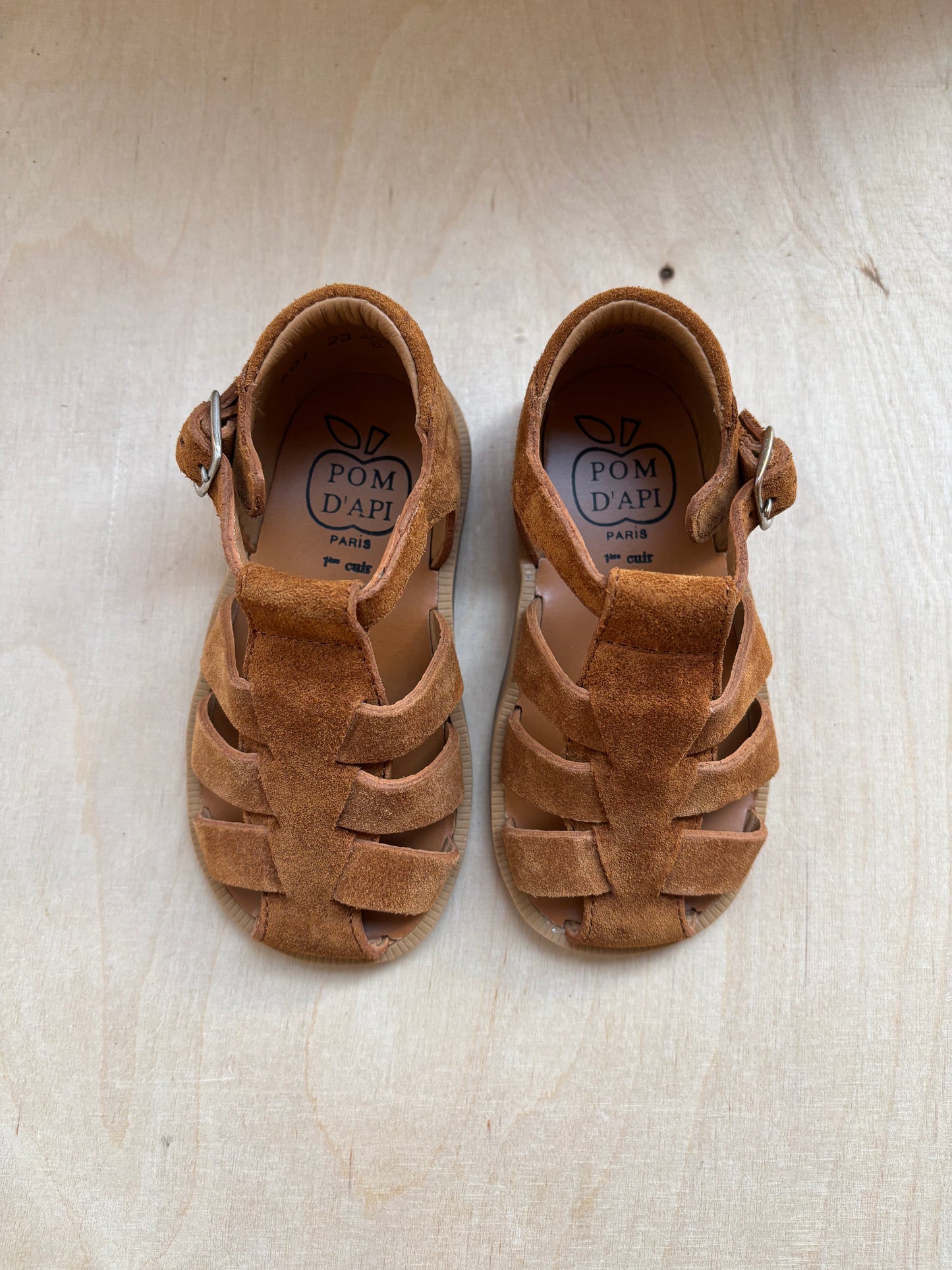 Pom d'api stapsandaal poppy daddy velours caramel