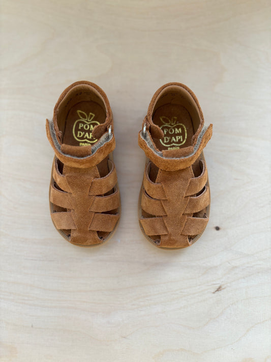 Pom d'api eerste  gesloten sandaal air daddy velours caramel
