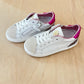witte sneaker - detail fuchsia leo